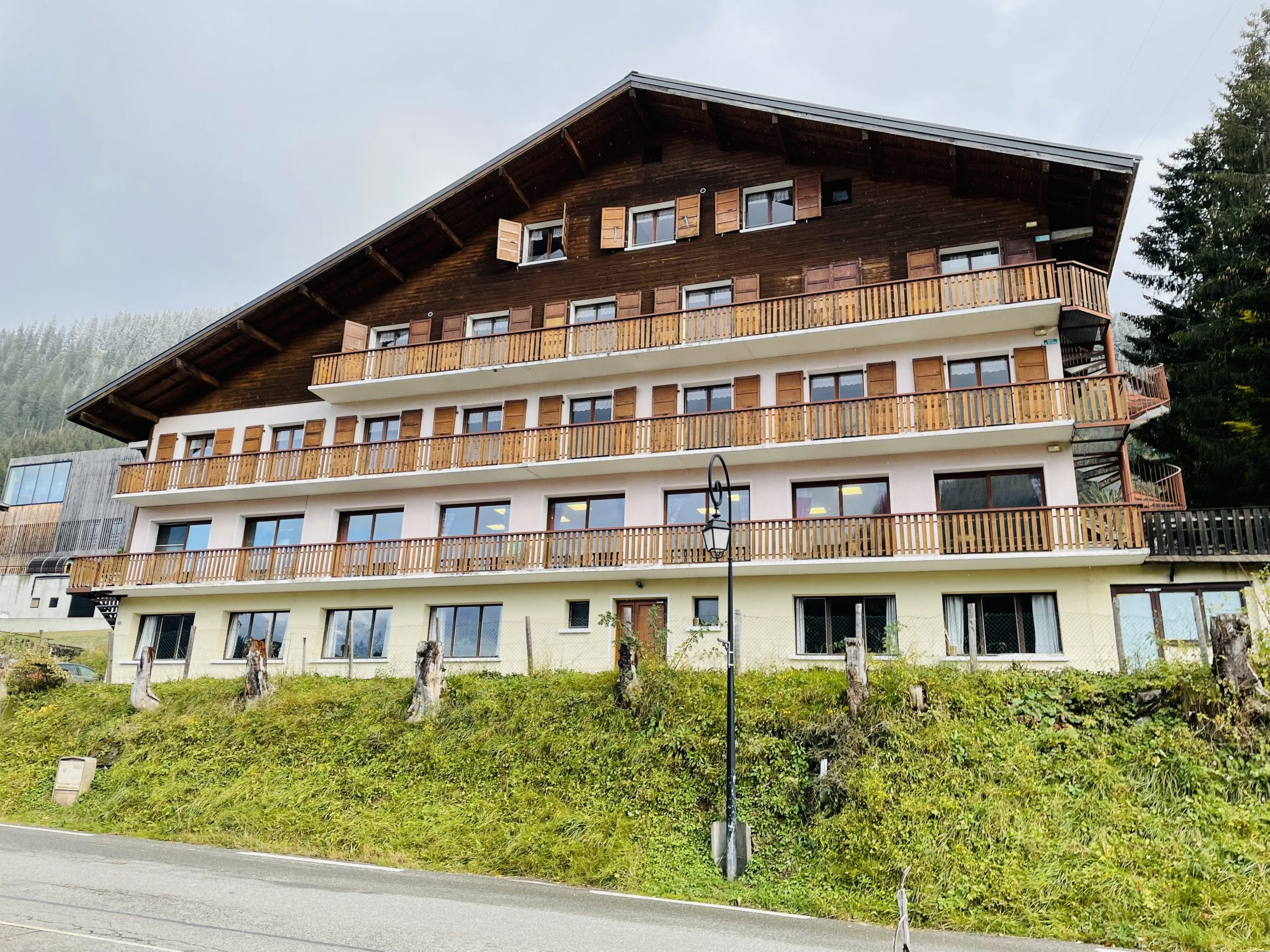 Centre de vacances édifiée sur 5 niveaux à Châtel en Haute-Savoie